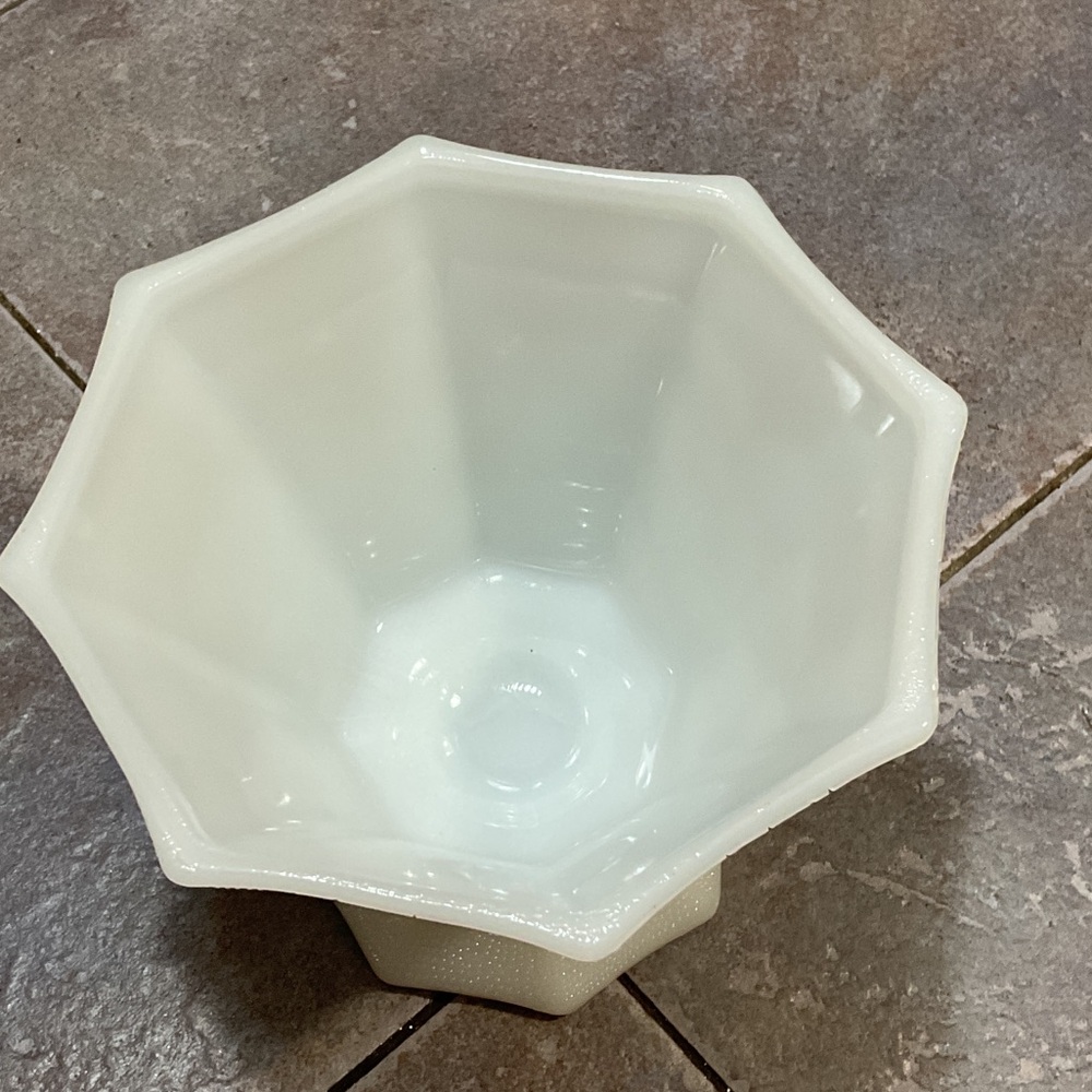 Anchor Hocking Ivory Grape Design Vase - Picture 2 of 5